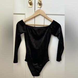 Crushed Velvet Off The Shoulder Bodysuit (black)